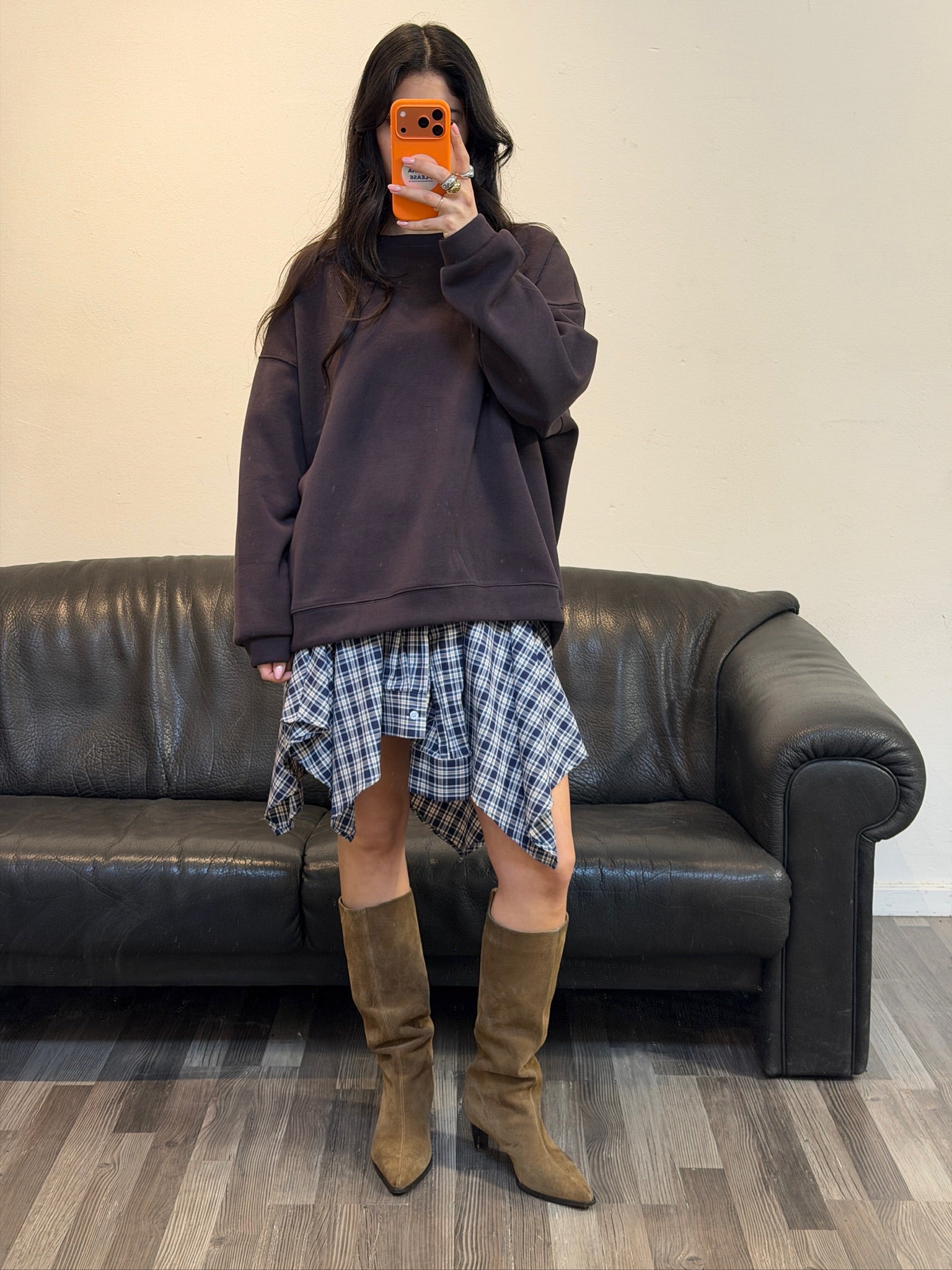 Asymmetrischer Rock in Marineblau mit Hemd-Ärmeln an der Taille